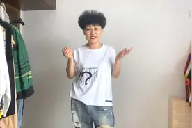 简约就是时尚，白T配牛仔裤，这个夏天你真的可以有一件视频封面