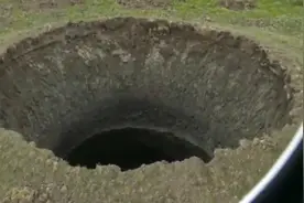 俄罗斯北极苔原出现巨型深坑 科学家称由冻土中的甲烷爆炸所致视频封面