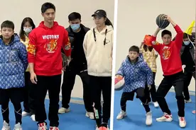 田亮一家搞怪互动好欢乐，儿子五官酷似爸爸，森碟身高直逼一米七视频封面
