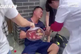辛苦了！消防员救火中暑群众纷纷帮忙扇风降暑视频封面
