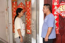 半夜一听到口哨声，妻子就要出门丢垃圾，推开邻居家门丈夫站住了视频封面