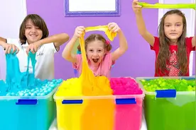 小女孩和朋友们一起玩彩色的泥巴，找玩具，通过考验赢得了胜利！视频封面