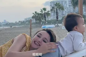 土耳其媳妇肚子越来越大，带她来海边散步，一家三口好不快乐！视频封面