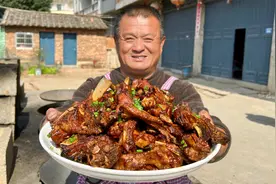 整扇排骨丢入铁锅炖1小时，农村十几人围坐一桌，大口吃肉真过瘾视频封面