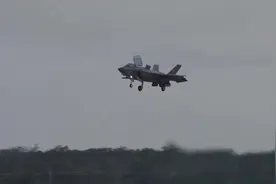 美军大批F-35B战斗机降落关岛，执行“分布式作战”任务视频封面