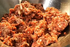 别看河沿肉饼相貌平平，但它的肉馅，那可是大有讲究