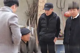 影视：三个儿子争着把父亲接过去住，父亲出了个主意谁是真孝顺！视频封面