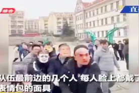 拔河也能智取！学生头带搞笑表情包面具，笑翻对手轻松获胜视频封面