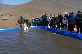 女子滑雪落入水池不停挣扎 围观群众只顾拍照置之不理视频封面