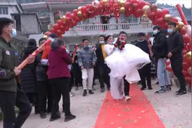 贵州农村一小伙疫情期间结婚，带着新娘回家，搞得比较热闹视频封面
