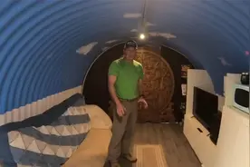 为了躲避龙卷风，老王盘下废弃的下水管道，打造坚如磐石的避难所