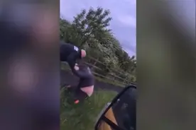 画面曝光！英国一警察暴力执法 狠掐男子喉咙后一拳将其挥倒在地视频封面