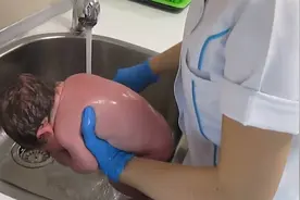 产科护士给刚出生的婴儿洗澡，手法随意似洗菜，一分钟洗完一个视频封面