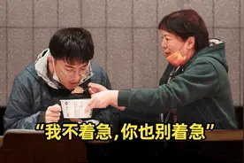 当行动不便的男生独自吃饭遇到困难，有人默默坐到了他身边视频封面