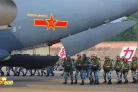 【直击演训场】空地一体 空降兵某部集群伞降战斗演练视频封面