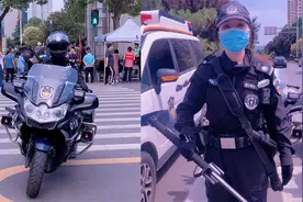 洛阳身背“大宝剑”的女特警走红，骑上600斤的大摩托又酷又飒视频封面