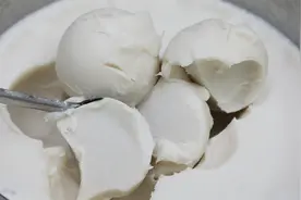 熬猪油是用水熬还是油熬，大厨教你正确做法，又香又白半年不会坏视频封面