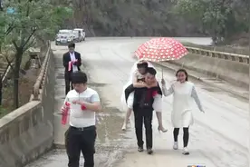 云南农村一对新人结婚，新郎一路背着新娘走，嫁给了爱情视频封面