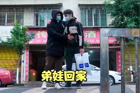 爷爷盼星星盼月亮，终于把小孙子盼回来了，老人家十分的开心快乐视频封面