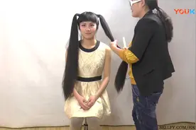 美女剃男人头视频封面
