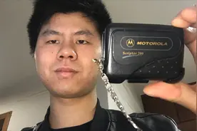 30年前摩托罗拉公司的BB机，如今还可以使用，价格堪比如今的苹果视频封面
