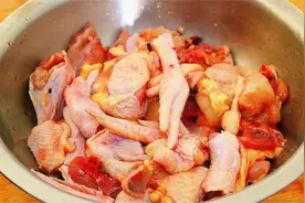 炖鸡时，不能直接凉水洗，越洗越脏，教你一招，血水脏东西全跑光