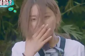 明星也被脚臭惦记，杨超越脱袜子还闻闻手，刘维臭到阿姨都受不了视频封面