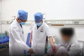 广东一女子双足趾畸形外翻疼痛难忍，竟是和爱穿高跟鞋有关视频封面