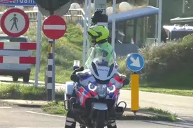 宝马警用摩托车真的帅 荷兰警察护送救护车视频封面