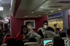 孕妇飞机上临产，护士乘客与空姐紧急接生，婴儿诞生瞬间全机鼓掌视频封面