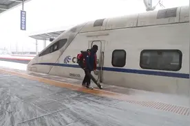 东北地区因雨雪冰冻天气部分列车停运：电缆结冰火车停半路视频封面