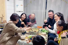 三个女儿第一天开学，宝妈安排了火锅和烤肉庆祝，这一桌太香了！视频封面