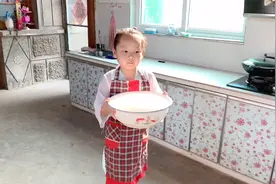 7岁女儿给爸爸过生日，亲自炒菜做长寿面，看让爸爸吃的啥硬菜视频封面