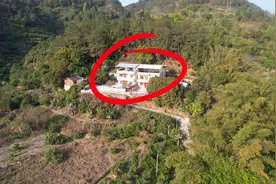 江西俩兄弟半山上盖楼，相互依靠也要砌围墙，看懂的人不简单视频封面