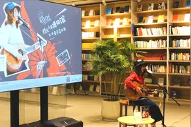 南京民谣唱作人木小雅现场演绎新曲