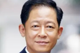 53岁王志文全家合照曝光，小8岁妻子气质很好，儿子超可爱视频封面