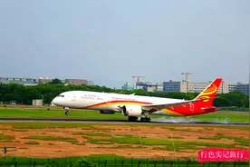 海南航空波音787与自家小弟波音737擦肩而过，兄弟相见甚是想念