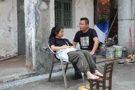 继父变卖房产为女儿治病，女儿却不愿意叫他爸，结局让人泪目视频封面