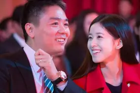 风波400多天后，刘强东身价涨至900亿，还在国外低调过情人节视频封面