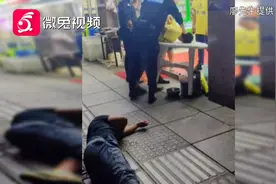 几名顾客吃烧烤，热情的老板上来就一阵拳打脚踢：你抢我生意！视频封面