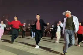 红衣大哥跳得太嗨了，炉火纯青的舞姿达到了巅峰视频封面
