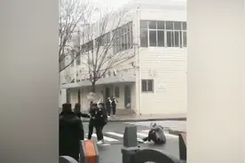 学生因抄近道遭保安警棍打头，校方：学生没事保安被开除视频封面