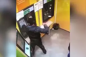 男子存钱时机器未能显示数额 手持平底锅猛砸ATM机视频封面