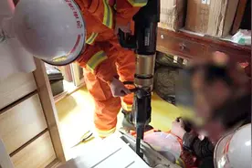 三门峡3岁男童卡洗衣机内，救援时消防员用动画片为他“止痛”视频封面