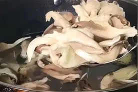 炸蘑菇焯水还是不焯水呢？教你正确做法，炸好的蘑菇外焦里嫩，香视频封面