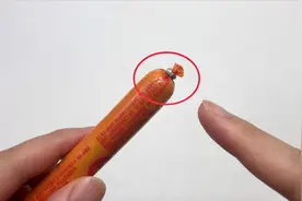 原来火腿肠铝环下藏着个“小机关”，轻轻一拉完整打开，太方便了视频封面