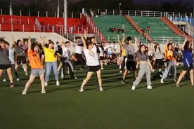 陕西一大学封校，女老师带队操场跳广场舞，吸引大批学生主动加入视频封面