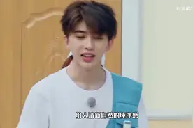奔跑吧三亚路透，蔡徐坤白T搭配卡其色马甲，戴墨镜潮范十足1视频封面