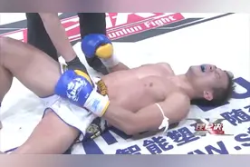 太疼了！泰拳王被踢中裆部痛苦倒地，疼的满地打滚视频封面