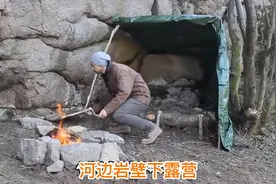 河边岩壁下搭建野外庇护所，还从河里搞了条鱼，晚上直接吃起烤鱼视频封面